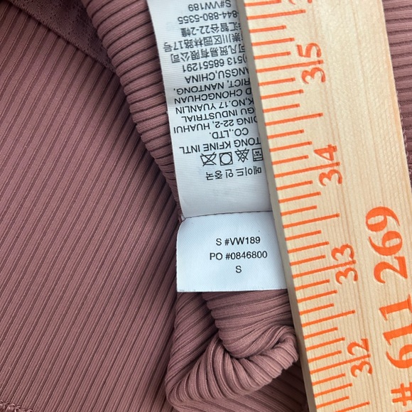 Vuori Women’s Mauve Ribbed Crop Tank size Small - Picture 4 of 8